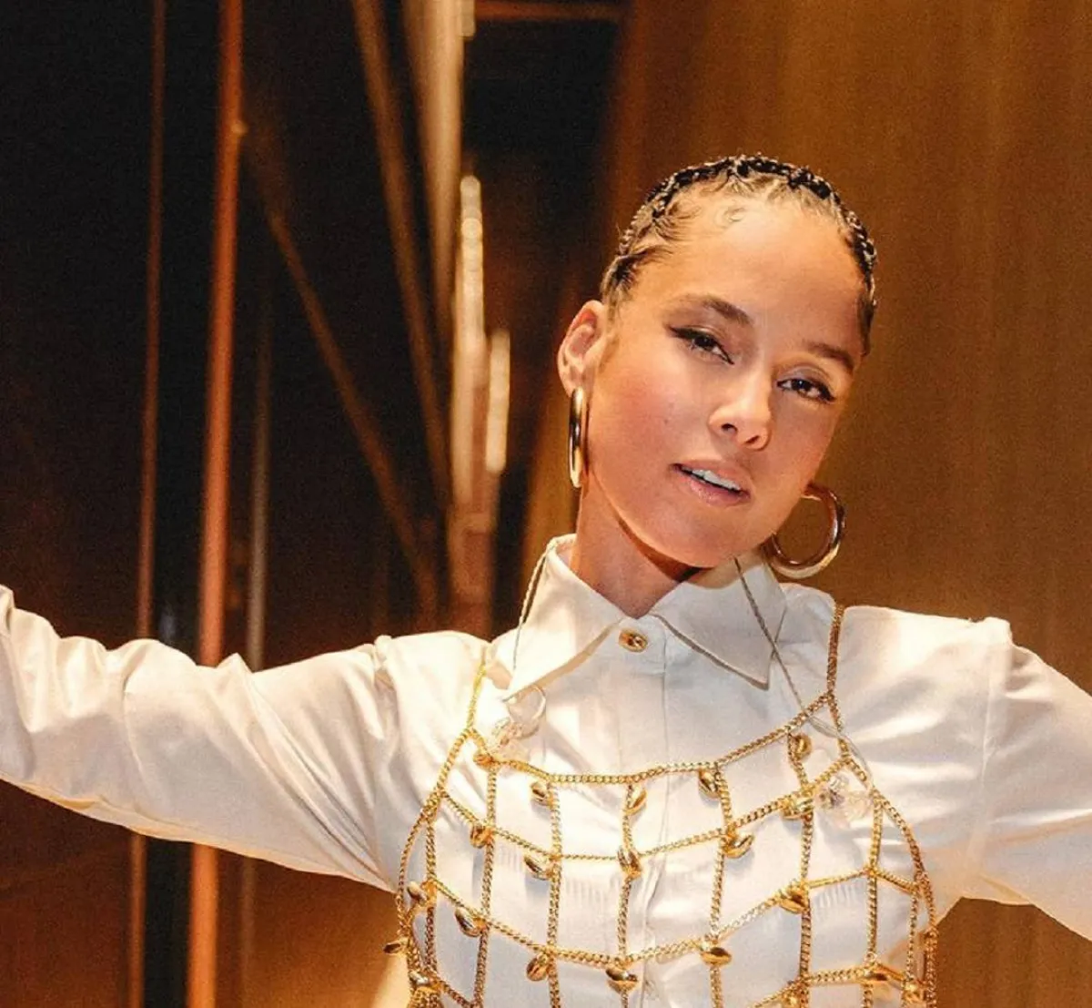 Crop Top من الذهب- الصورة من حساب إليشيا كيز على انستغرام