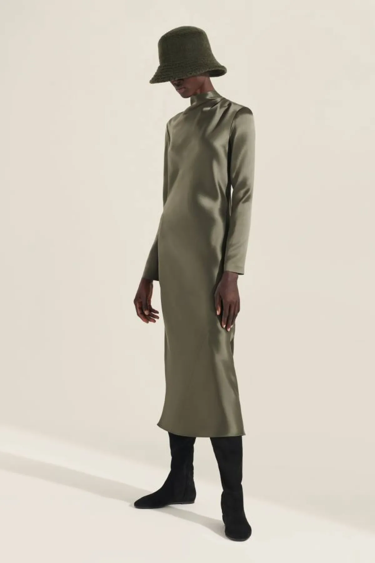 فستان من الحرير الكاكي من لورو بيانا 