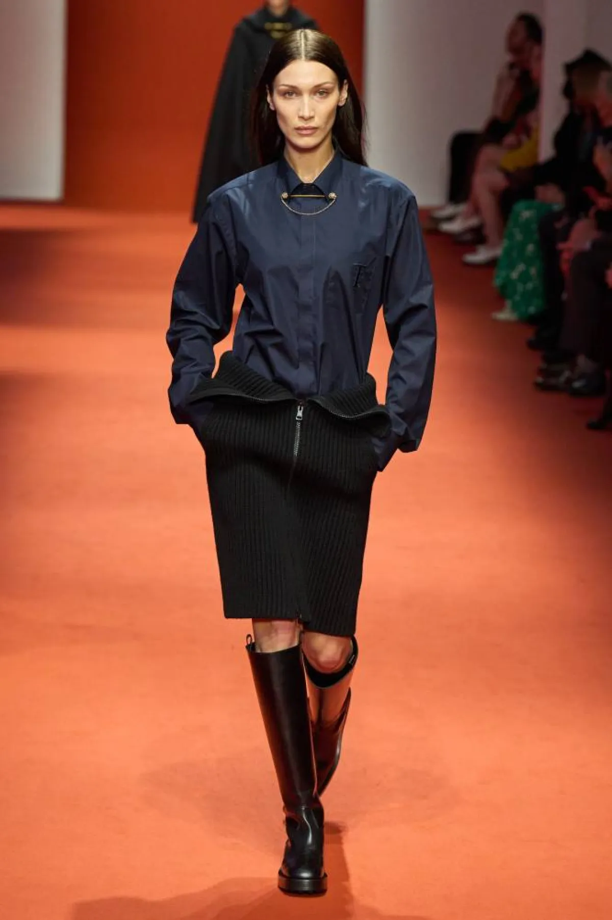 تنورة كحلية وسترة من تودز