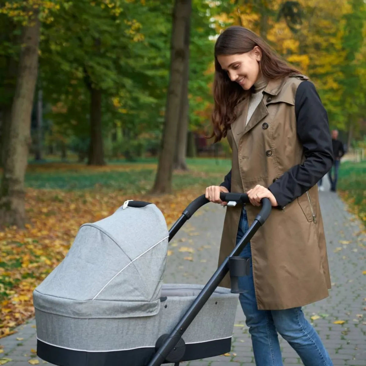 صورة لأم وعربة طفلها