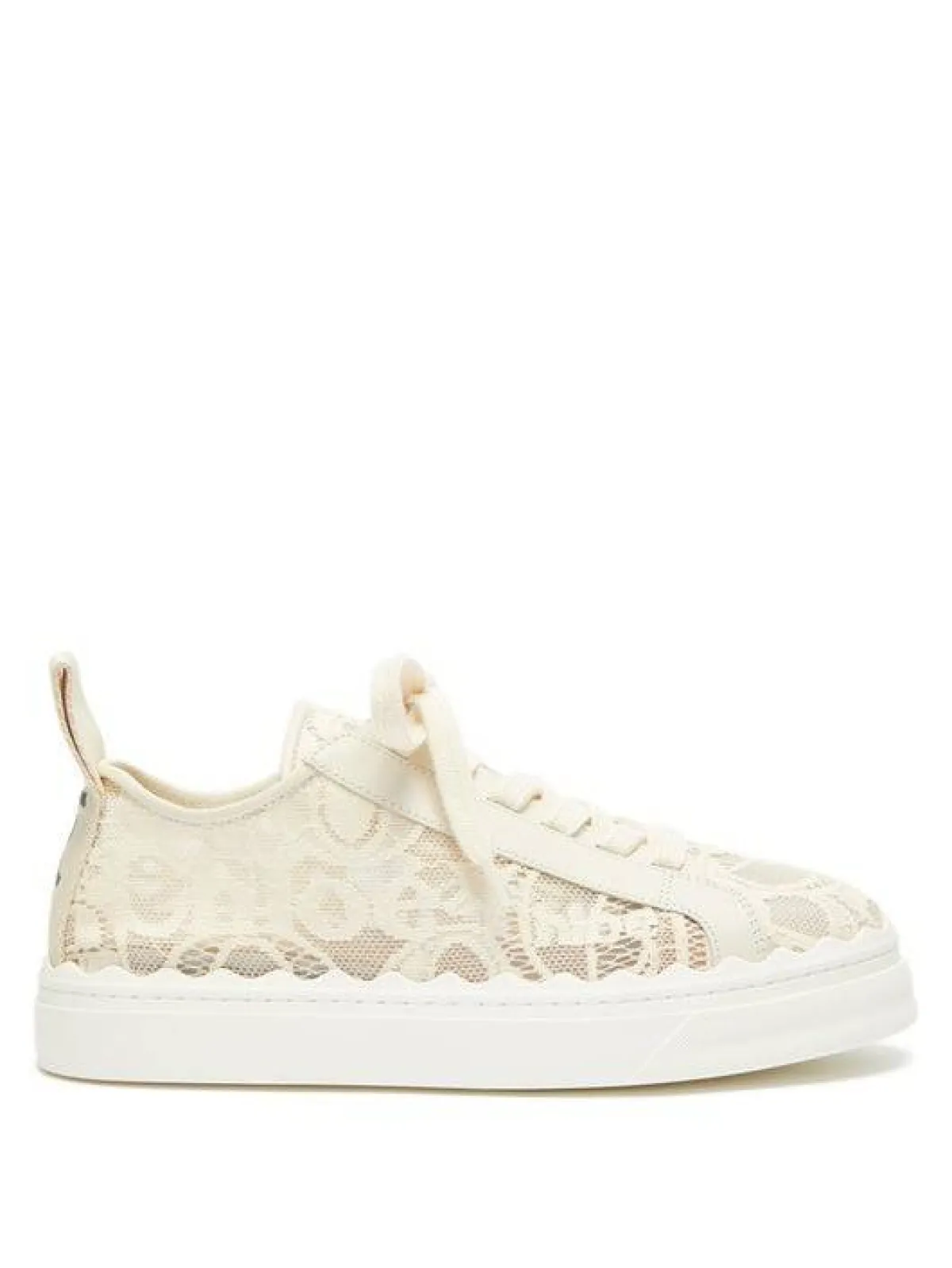 أحذية رياضية باللون الأبيض