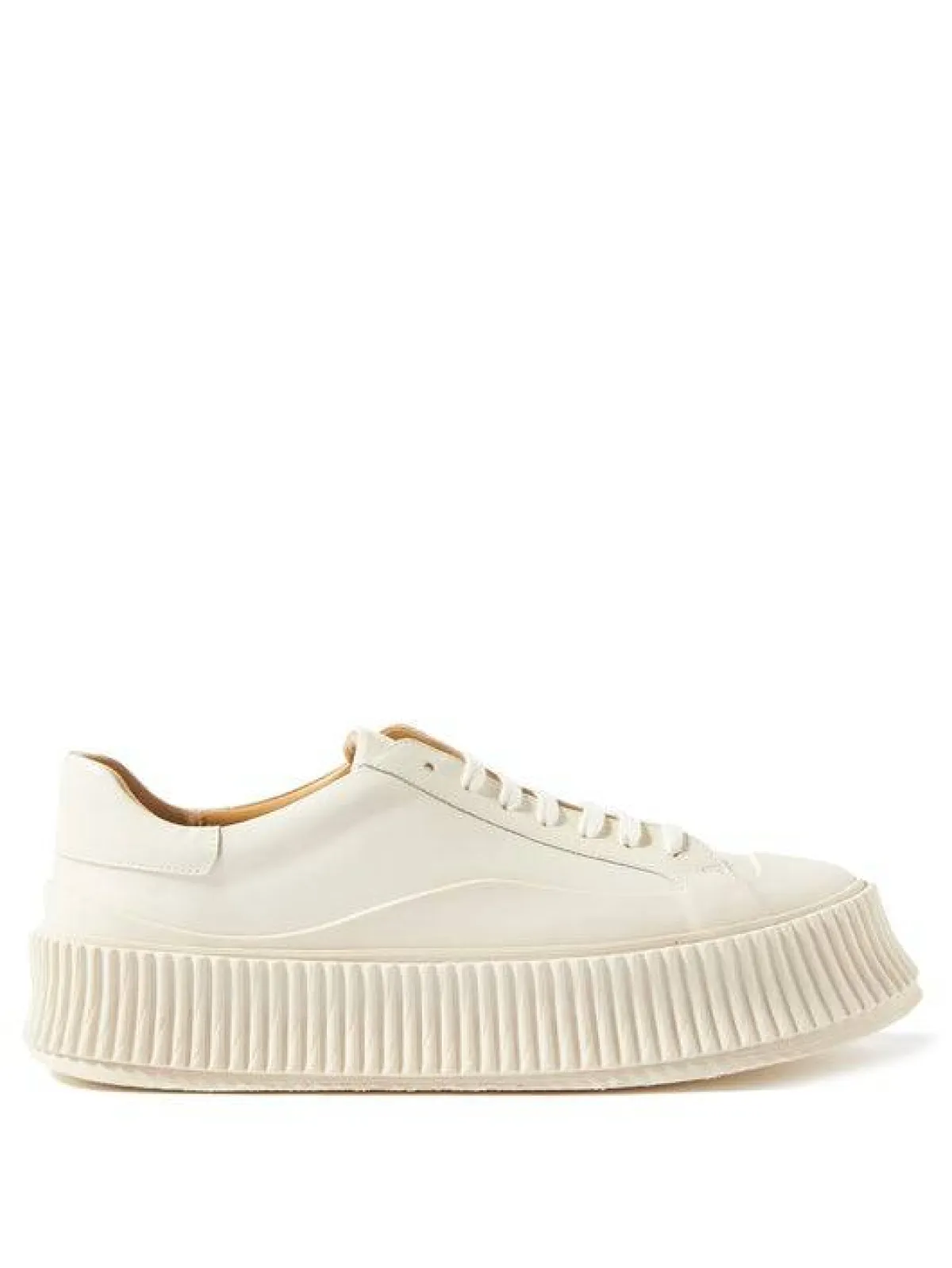 أحذية رياضية باللون الأبيض