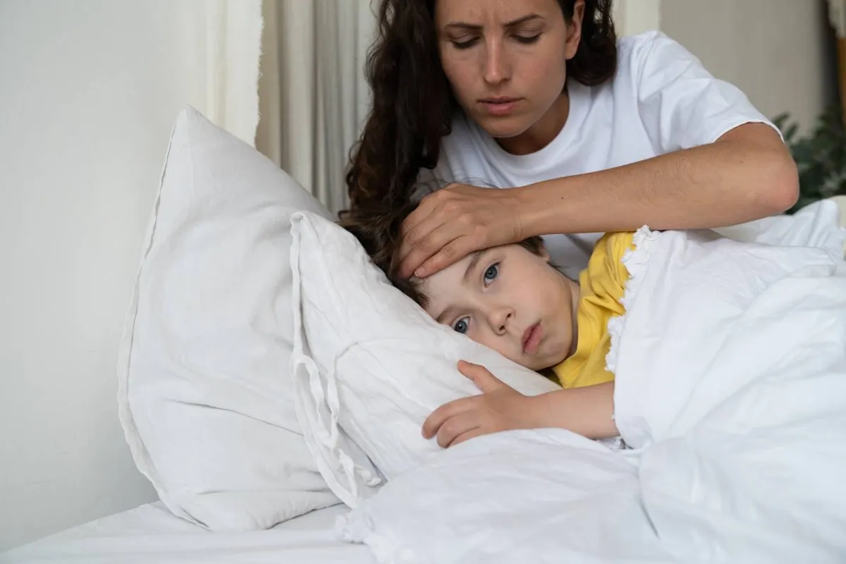 صورة لأم قلقة بسبب أعراض غير طبيعية عند طفلها