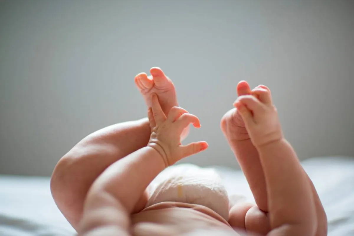 صورة تعبر عن ضرورة مراقبة طريقة  تخلص الطفل من البول