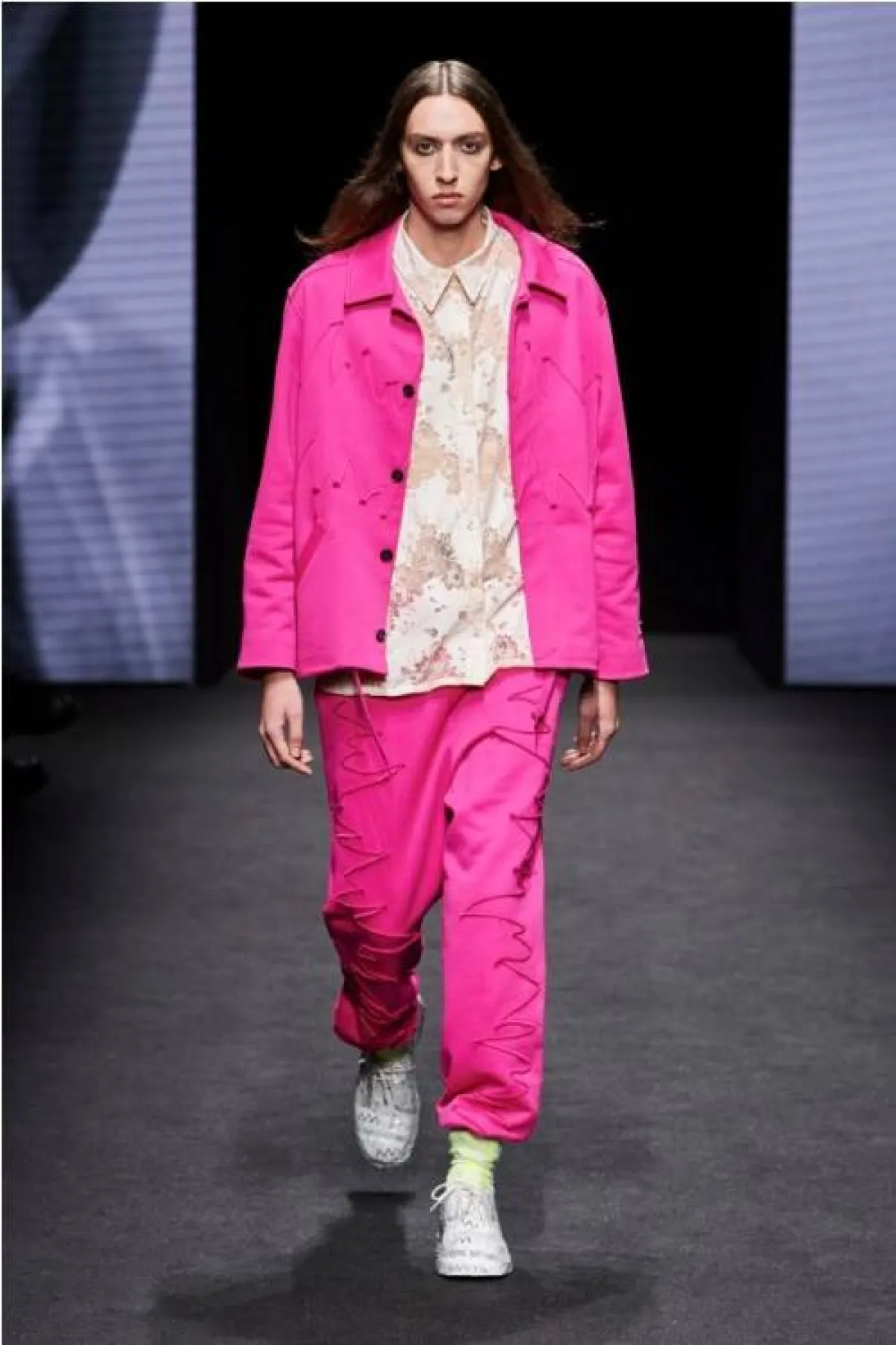 بدلة باللون الزهري من ألكساندرا مورا  Alexandra Moura