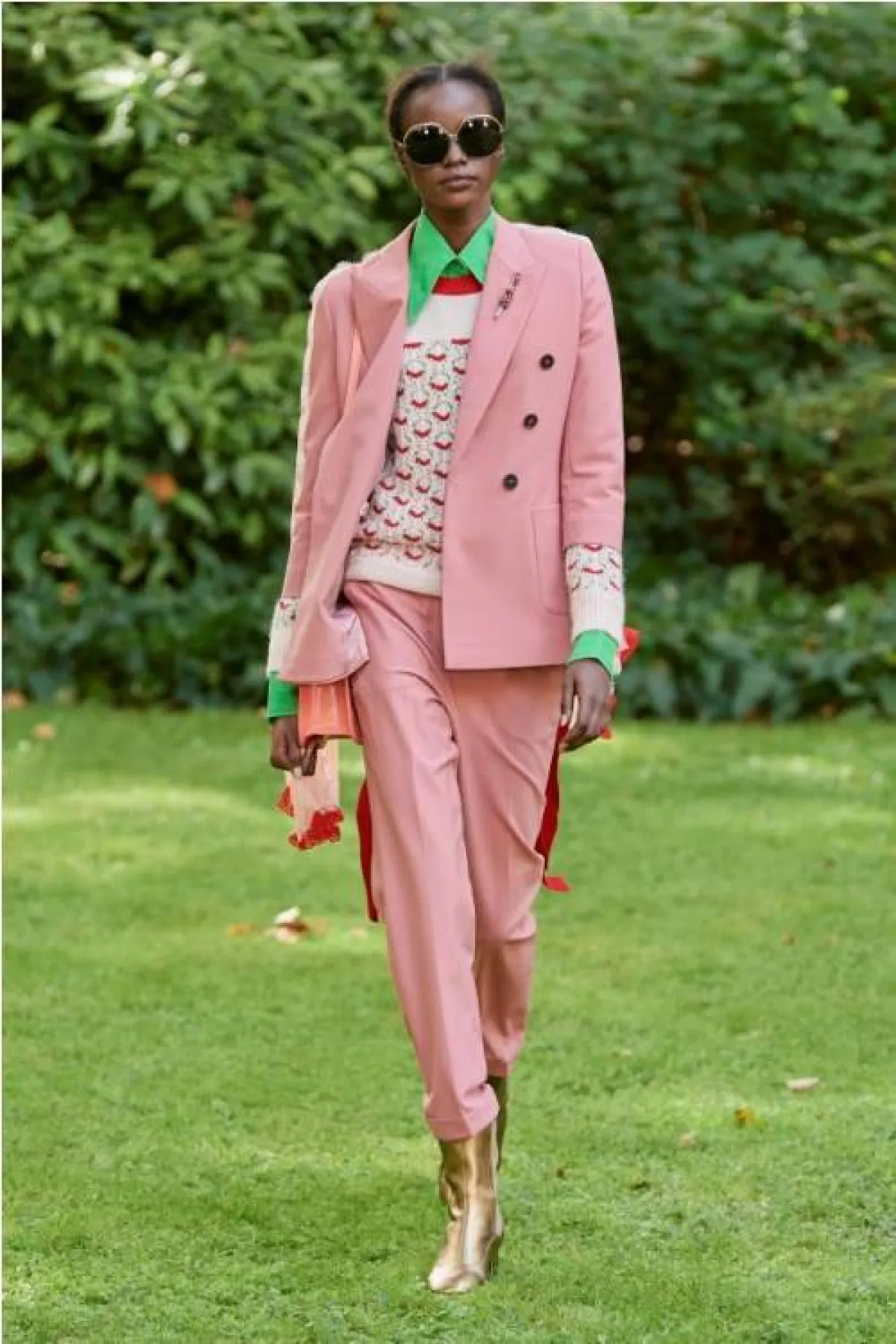 بدلة باللون الزهري من بورا اكسو  Bora Aksu