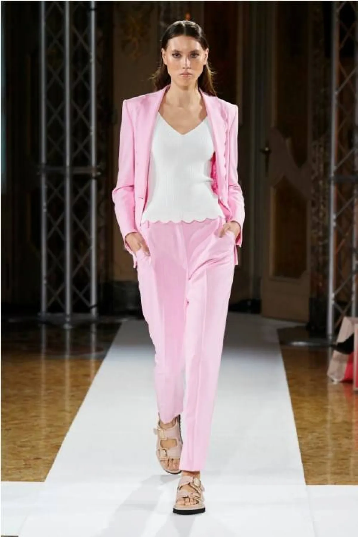 بدلة باللون الزهري من إيميرجينغ تالنتس ميلان  Emerging Talents Milan