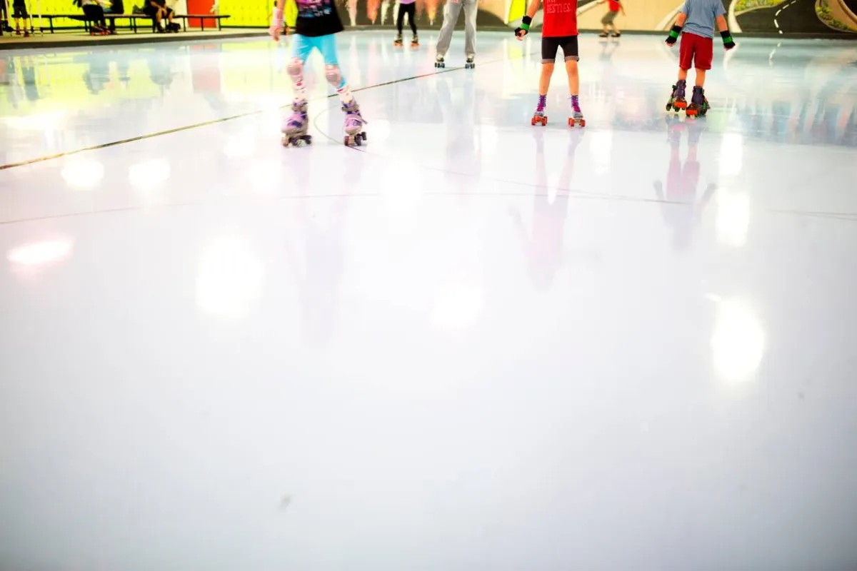 صورة أطفال في حلبة التزلج