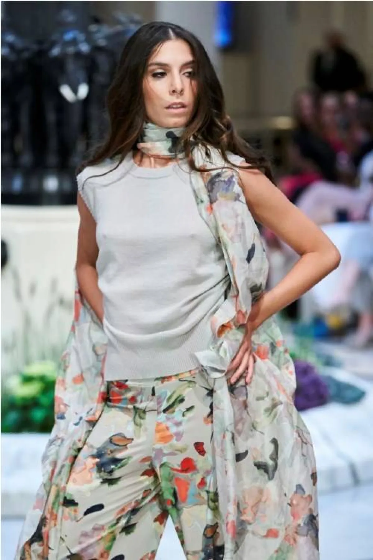 وشاح طويل من أنجا غوكيل  Anja Gockel