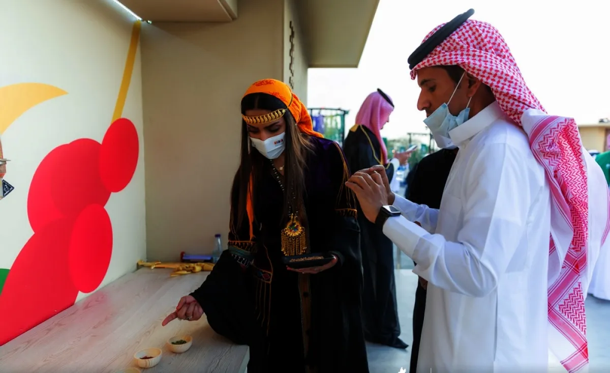 بوث عام القهوة السعودية يشرح بهارات القهوة للزوار - الصورة من حساب هيئة فنون الطهي على تويتر