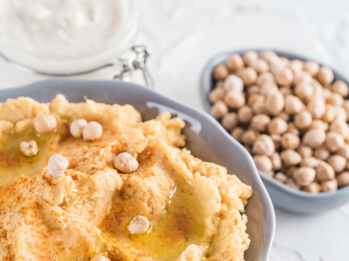 صورة لطبق حمص شهي  تُضاف له الطحينة