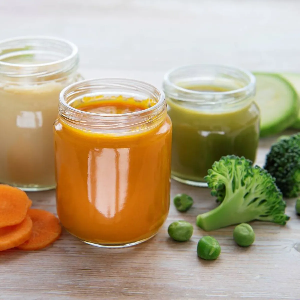 صورة لعدد من برطمانات الأطعمة