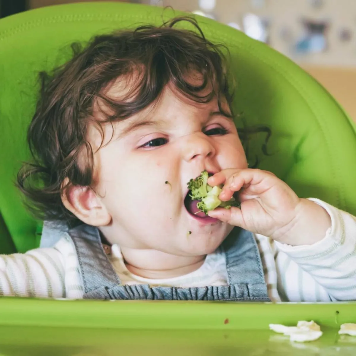 صورة لطفل يأكل