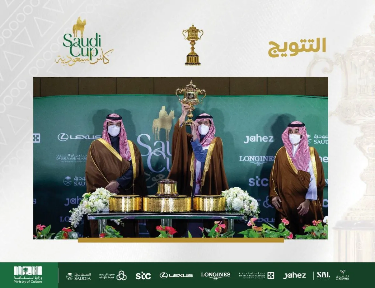 ولي العهد يسلم كأس السعودية الفئة الأولى إلى الأمير سعود بن سلمان بن عبدالعزيز بعد فوز البطل الجواد "إمبلم روود" - الصورة من حساب كأس السعودية على تويتر