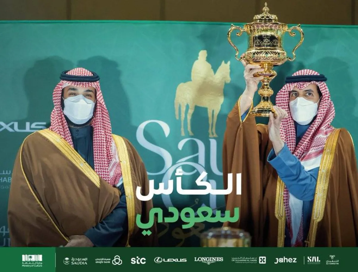 ولي العهد يسلم كأس السعودية الفئة الأولى إلى الأمير سعود بن سلمان بن عبدالعزيز بعد فوز البطل الجواد "إمبلم روود" - الصورة من حساب كأس السعودية على تويتر