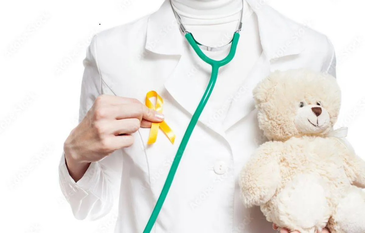 صورة لطبيب يحمل الشريط الذهبي لمحاربة السرطان