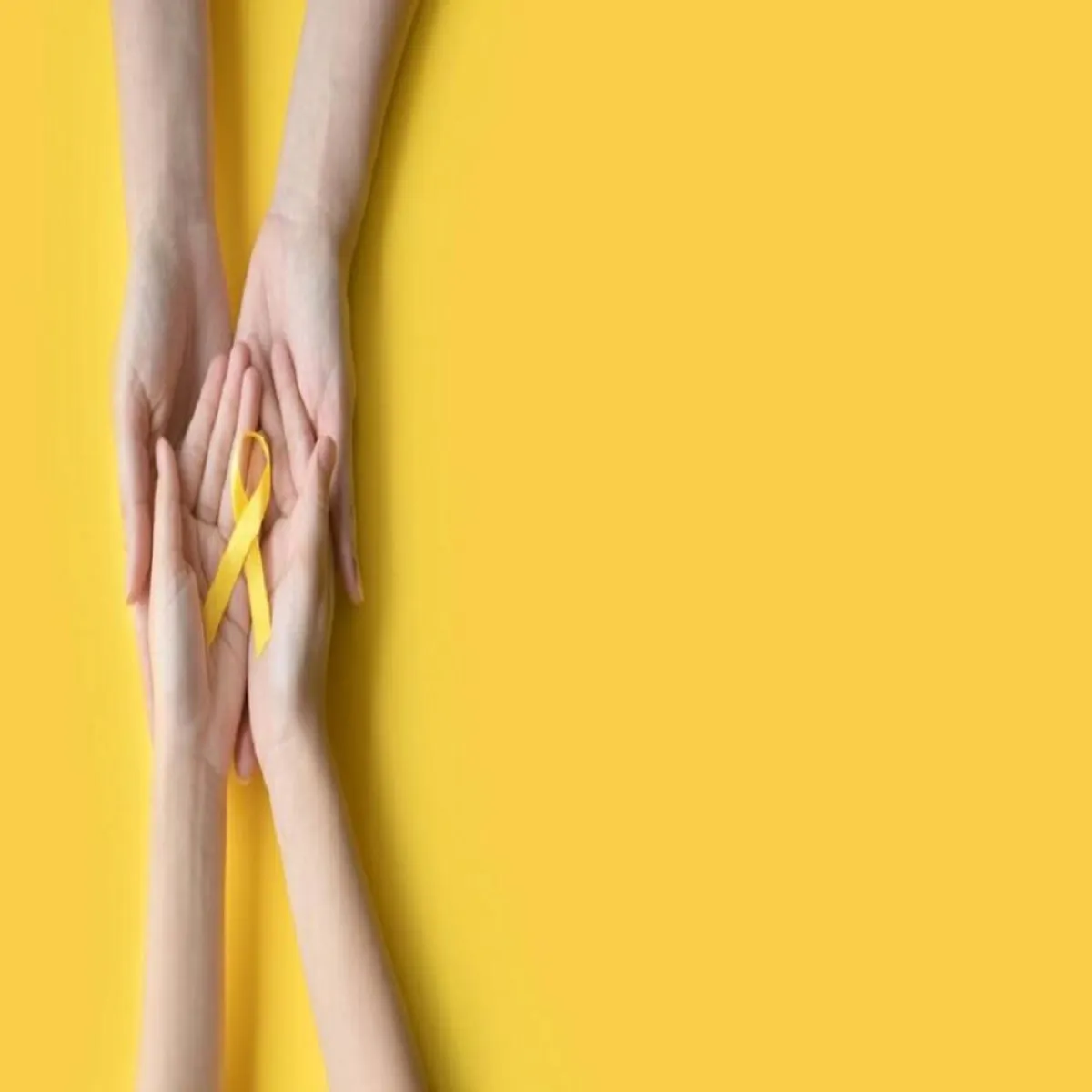 صورة لأم تساند طفلها المصاب بالسرطان