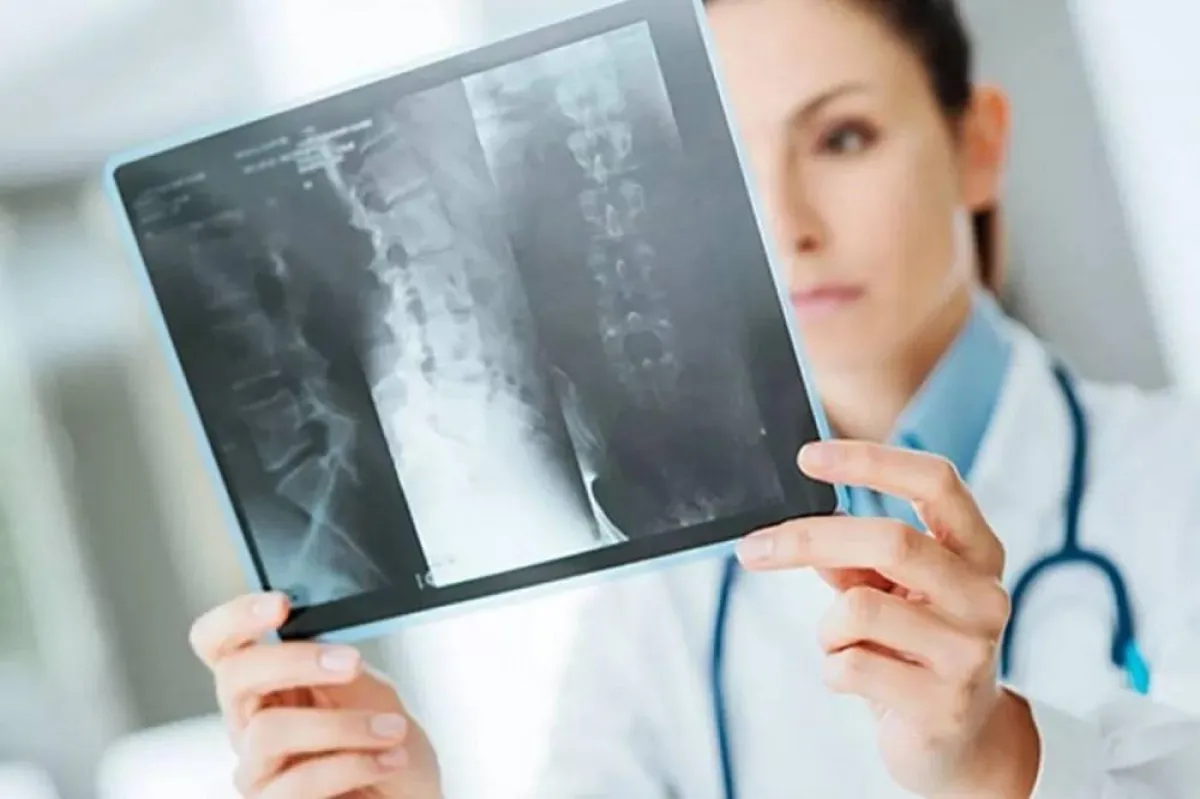 صورة لطبيبة تقوم بتشخيص الأورام الأنفية عند الأطفال