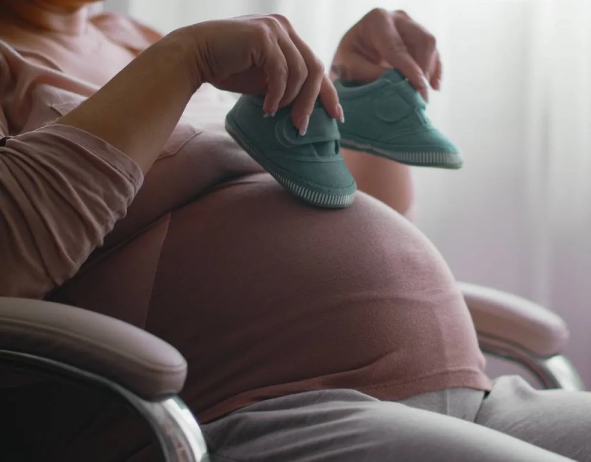 صورة لحامل تنتظر ولادة طفلها بفارغ الصبر