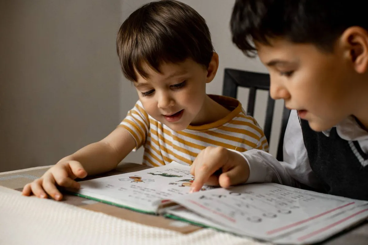 صورة لطفلين يتعلمان اللغة