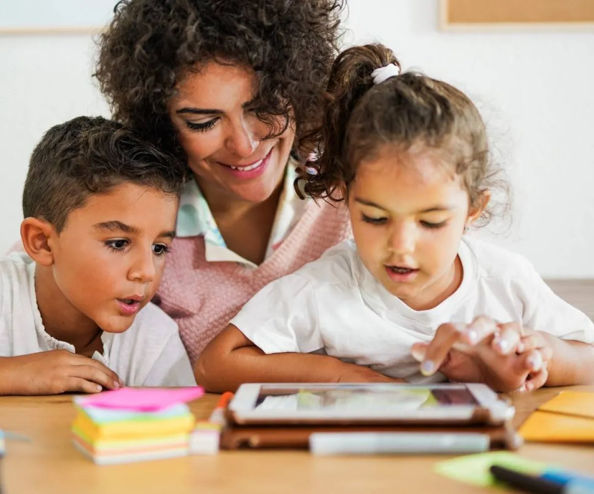 صورة لأم تعلم أطفالها