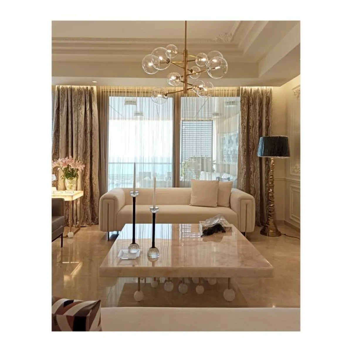 صوفا منجّدة بالكتّان، مستخدمة في أحد مشاريع المهندس فادي عطّار السكنيّة