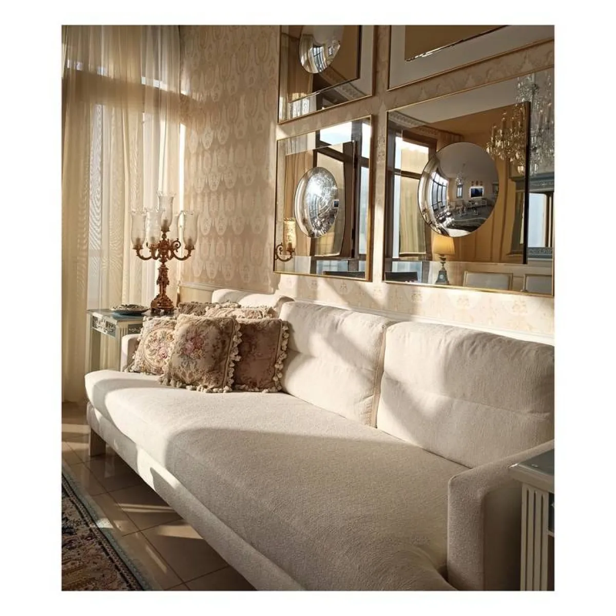  صورة من أحد مشاريع المهندس فادي عطّار في "أبو ظبي"؛ تبدو صوفا مريحة و"مودرن" من مجموعة  Calvin Klein home مدمجة بالطراز الفرنسي