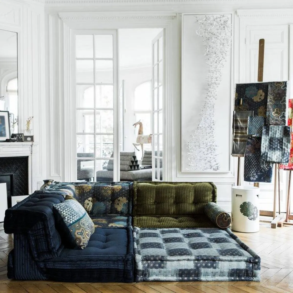 صورة لكنبة MAH JONG من ROCHE BOBOIS توضّح كيفيّة "التلاعب" بالأجزاء، وتوزيعها 