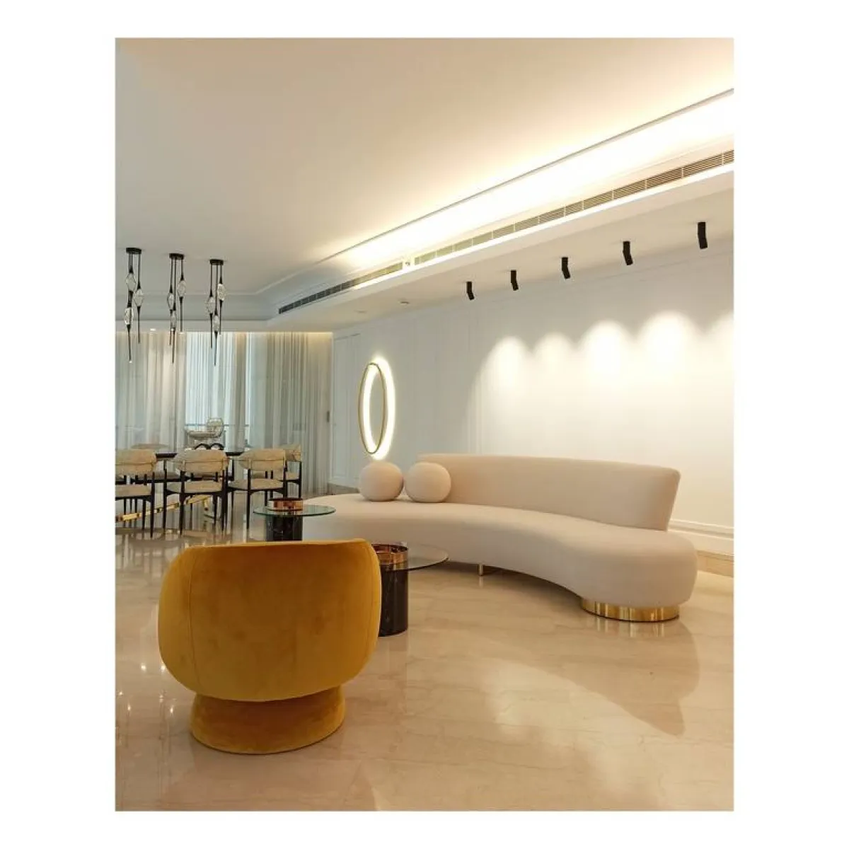 صوفا Serpentine للمصمّم Vladimir Kagan مغلّفة بقماش خشن المظهر وناعم الملمس، مستخدمة في أحد مشاريع المهندس فادي عطّار التصميميّة 