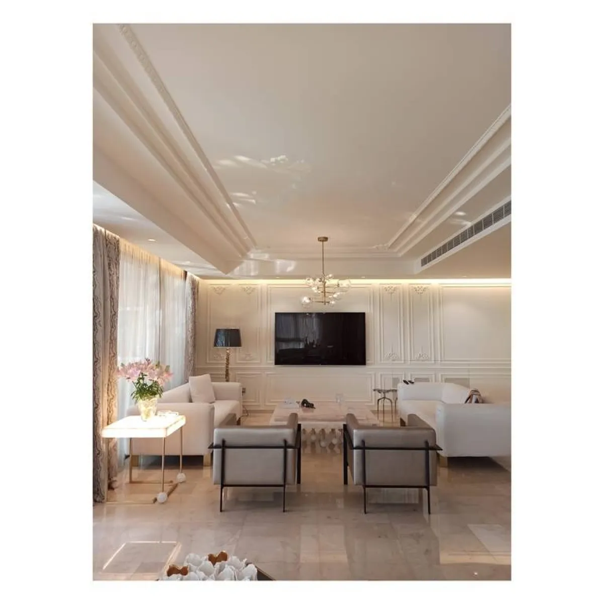 صورة تبيّن طريقة تنسيق الصوفا مع المفروشات الأخرى في الغرفة، مستلّة من أحد مشاريع المهندس فادي عطّار 