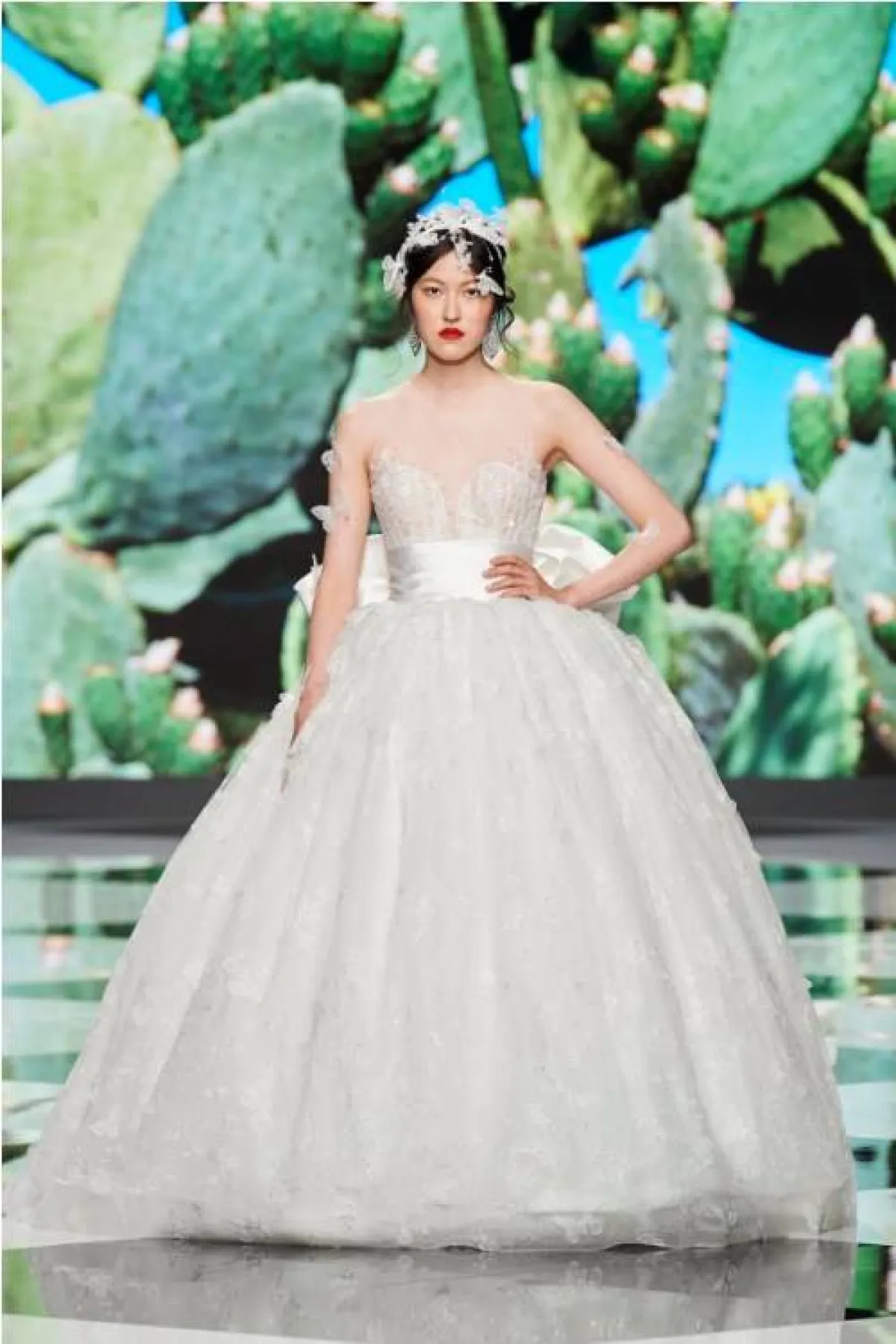 فستان بدون ذيل من أميلي كازابلانكا  Amelie Casablanca