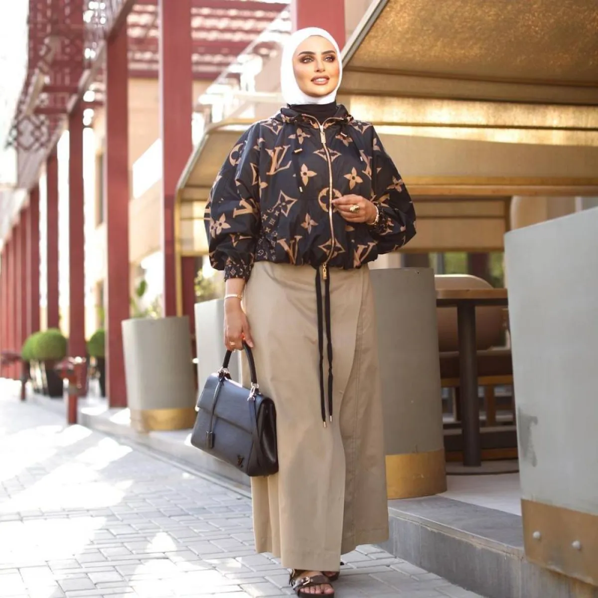 سندس قطان بجاكيت أسود وتنورة ماكسي بيج