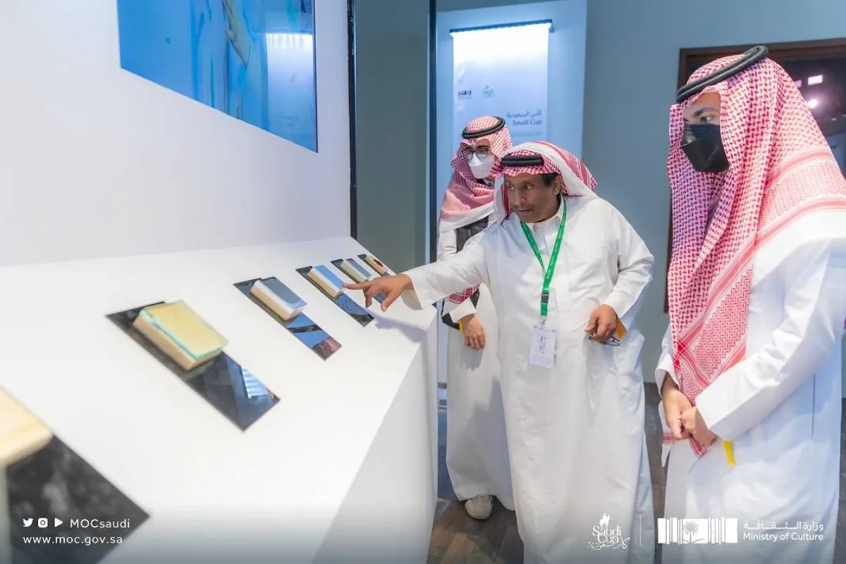 مراحل تصميم الكؤوس تلفت نظر الزوار داخل معرض رحلة مسابقة تصميم كأس السعودية - الصورة من حساب وزارة الثقافة