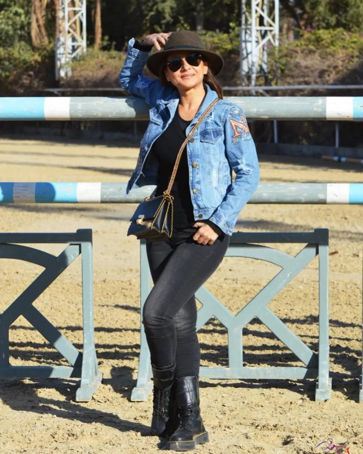 نيللي كريم بقبعة كاجوال 