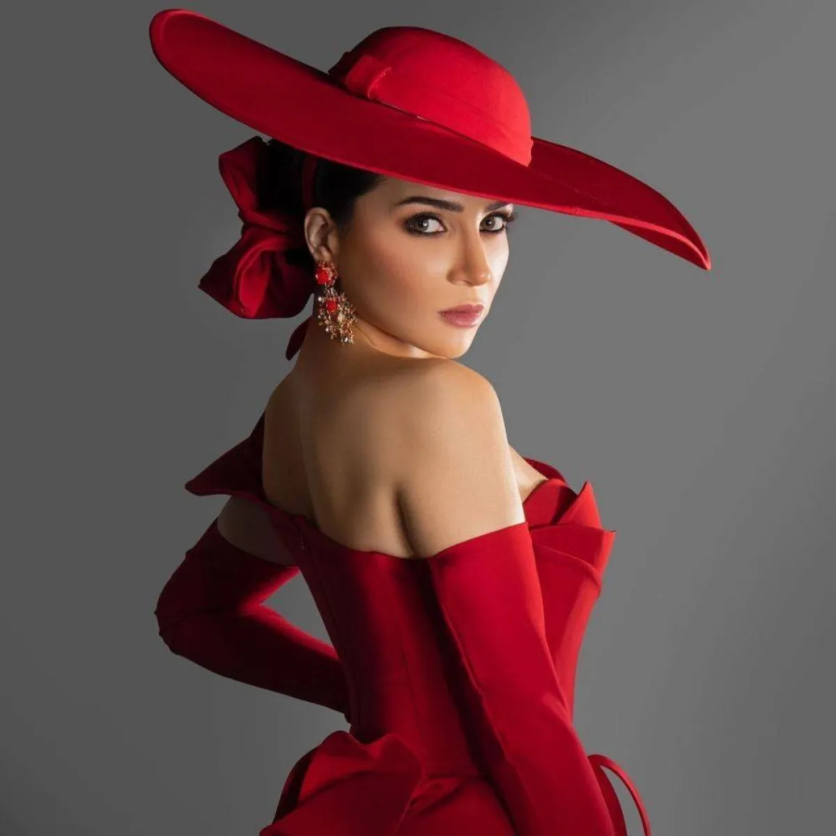 مي عز الدين بقبعة مميزة   