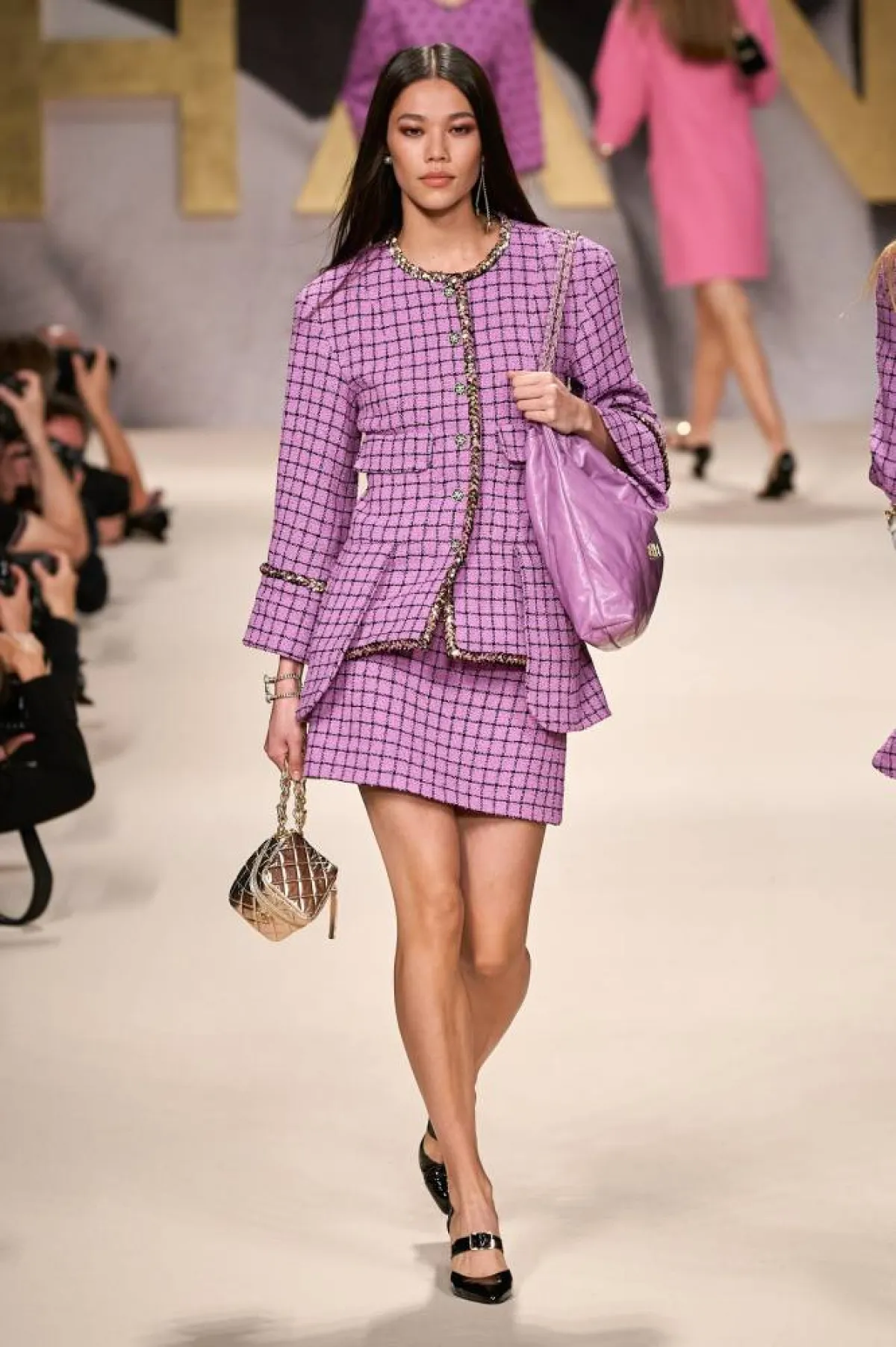 موديلات بدلات بتنانير قصيرة