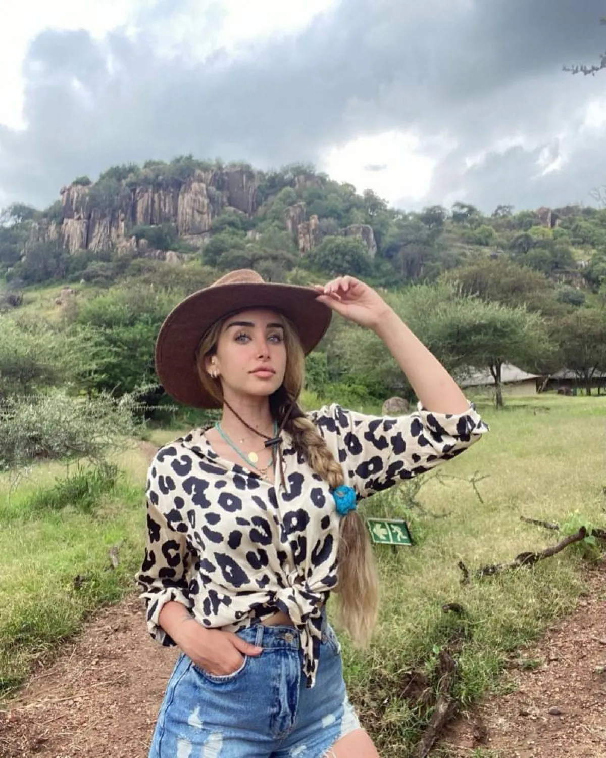 هنا الزاهد بقبعة شبابية  