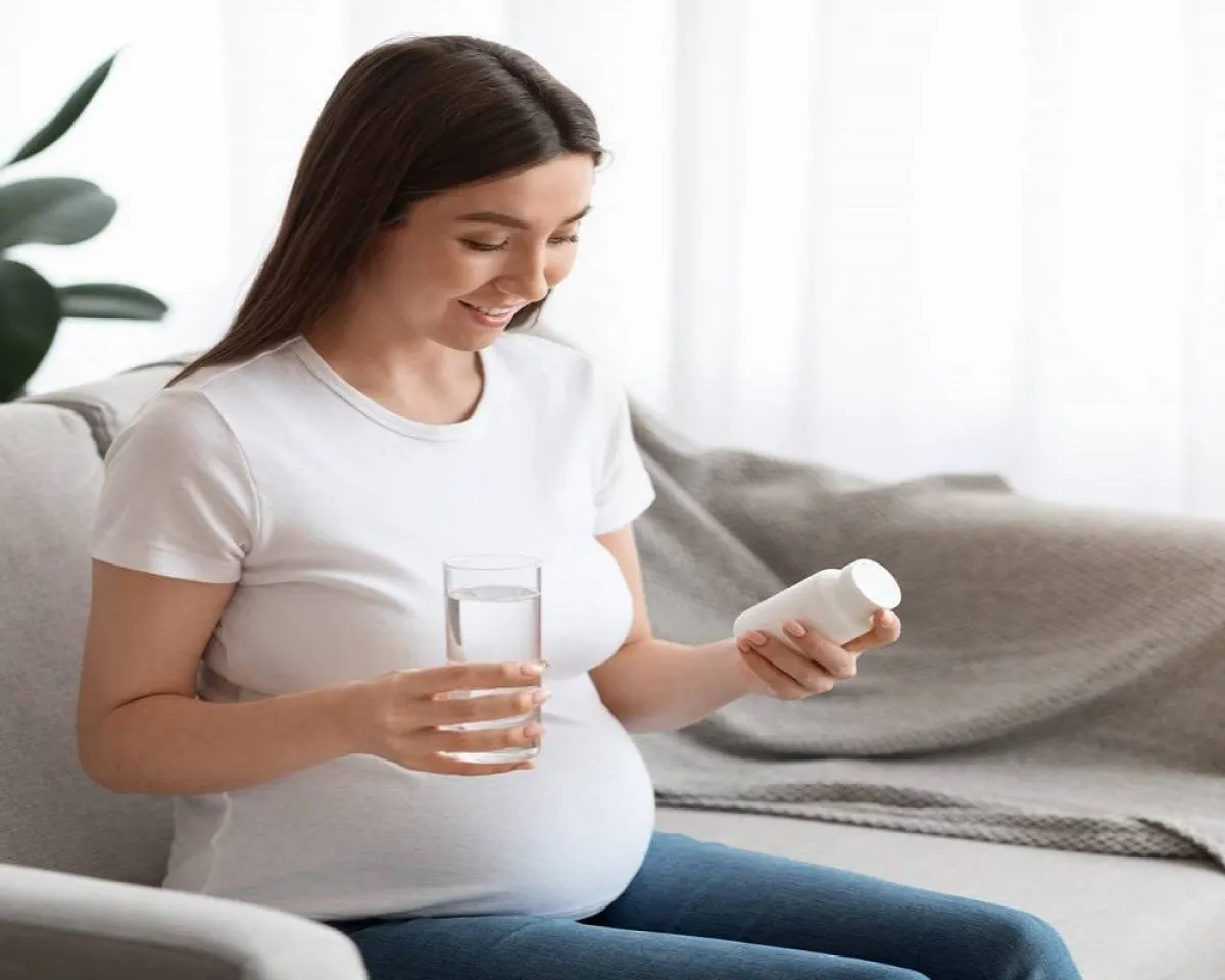 صورة لحامل تتناول دواءً لعلاج ضغط الدم