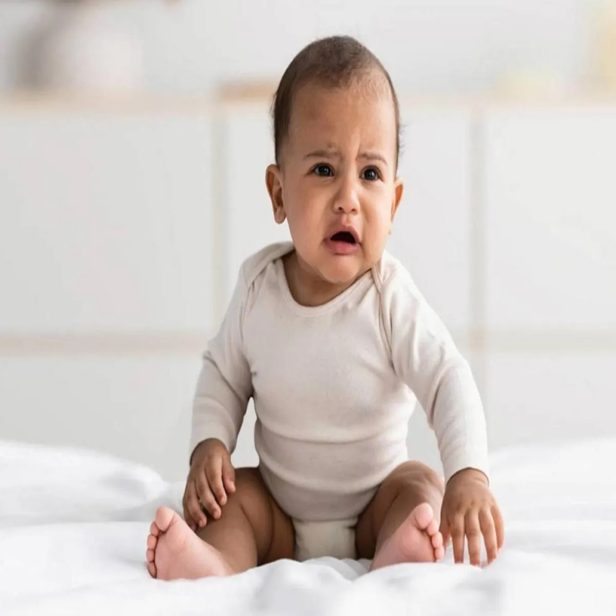 صورة لطفل صغير يبكي