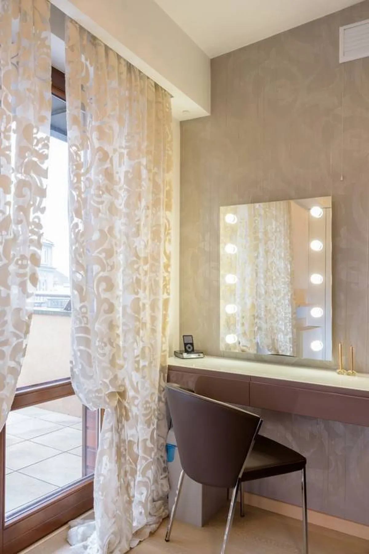 تسريحة بسيطة في التصميم بغرفة النوم