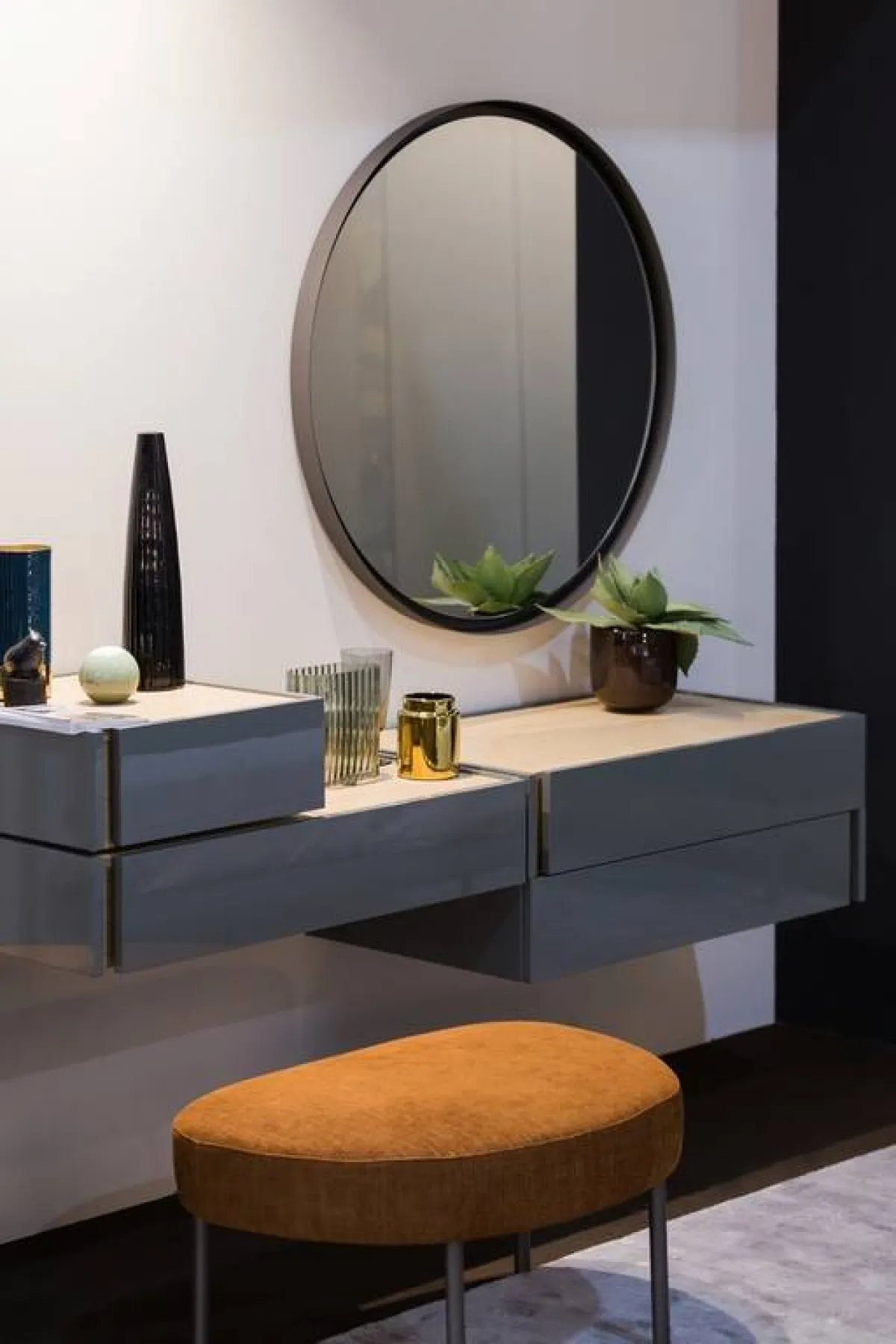 نموذج عصري من التسريحة الخاصّة بغرفة النوم