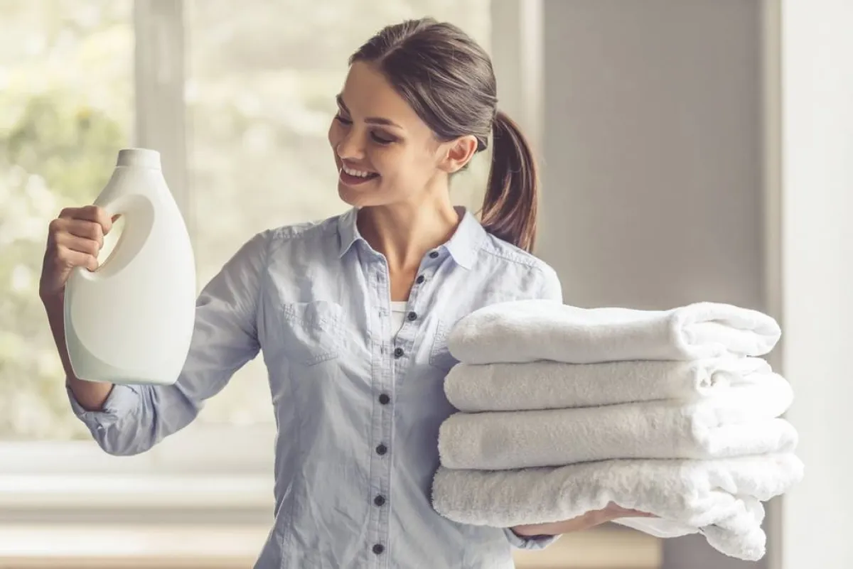 في حالة تبقّع الثوب الأبيض، من الهامّ اللجوء إلى مزيل البقع من دون تأخير