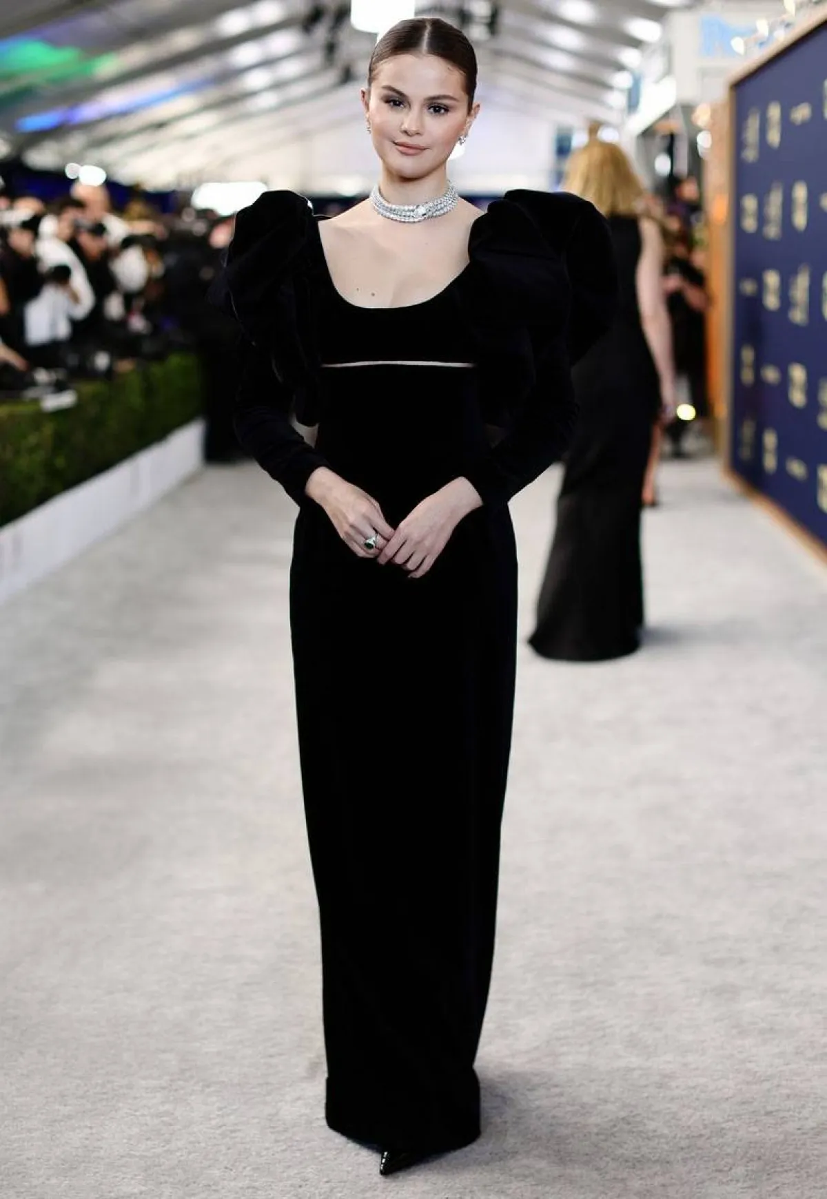 سيلينا غوميز ترتدي فستاناً اسود من اوسكار دي لارنتا