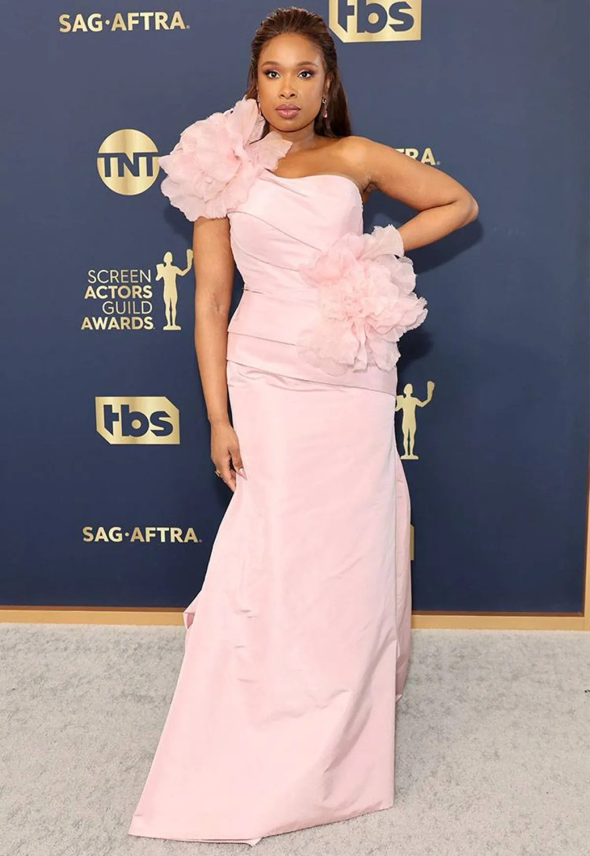 جنيفر هدسون ترتدي فستاناً بلون الباستيل الزهري