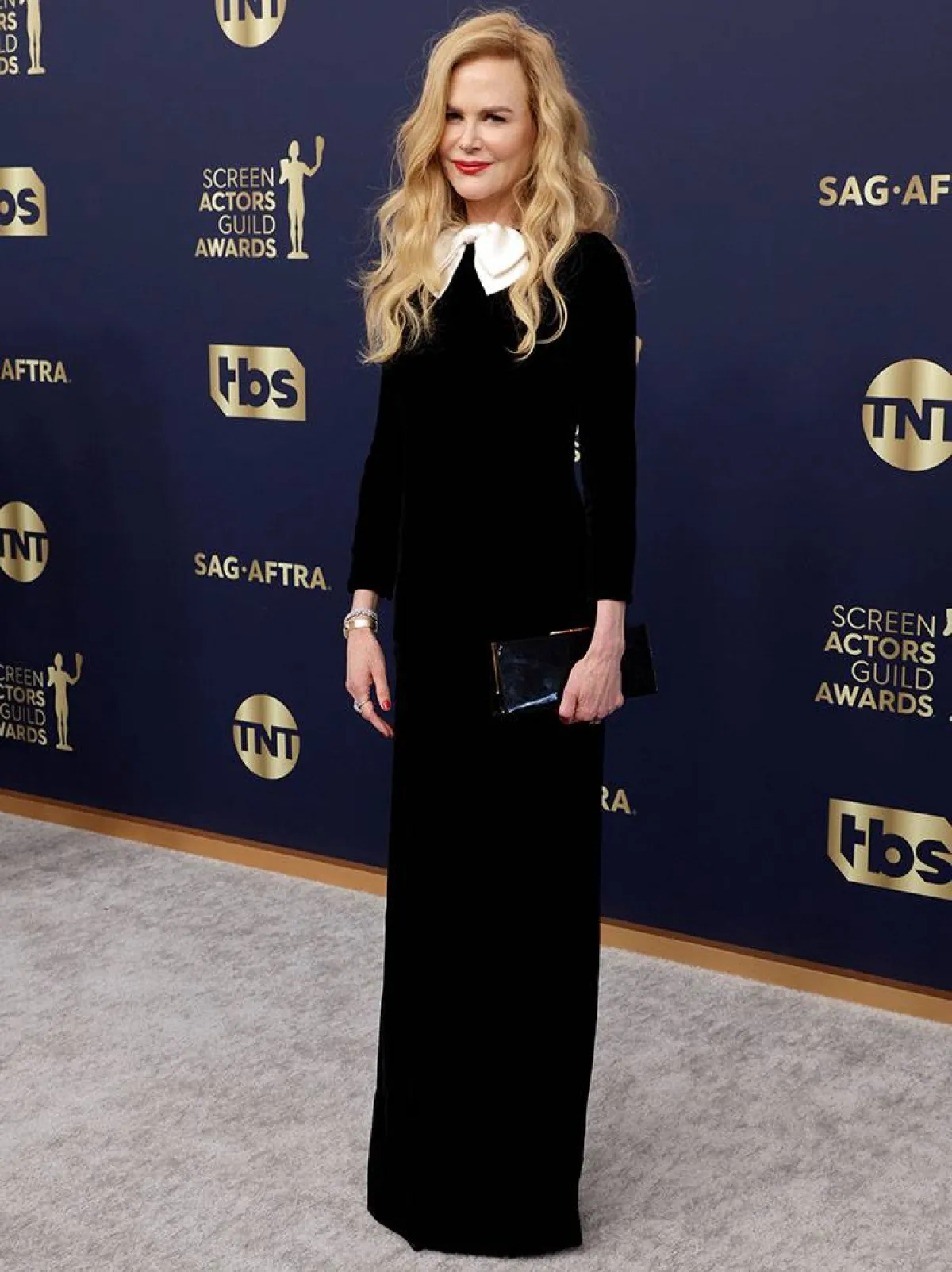 نيكول كيدمان ترتدي فستاناً اسود من إيف سان لوران