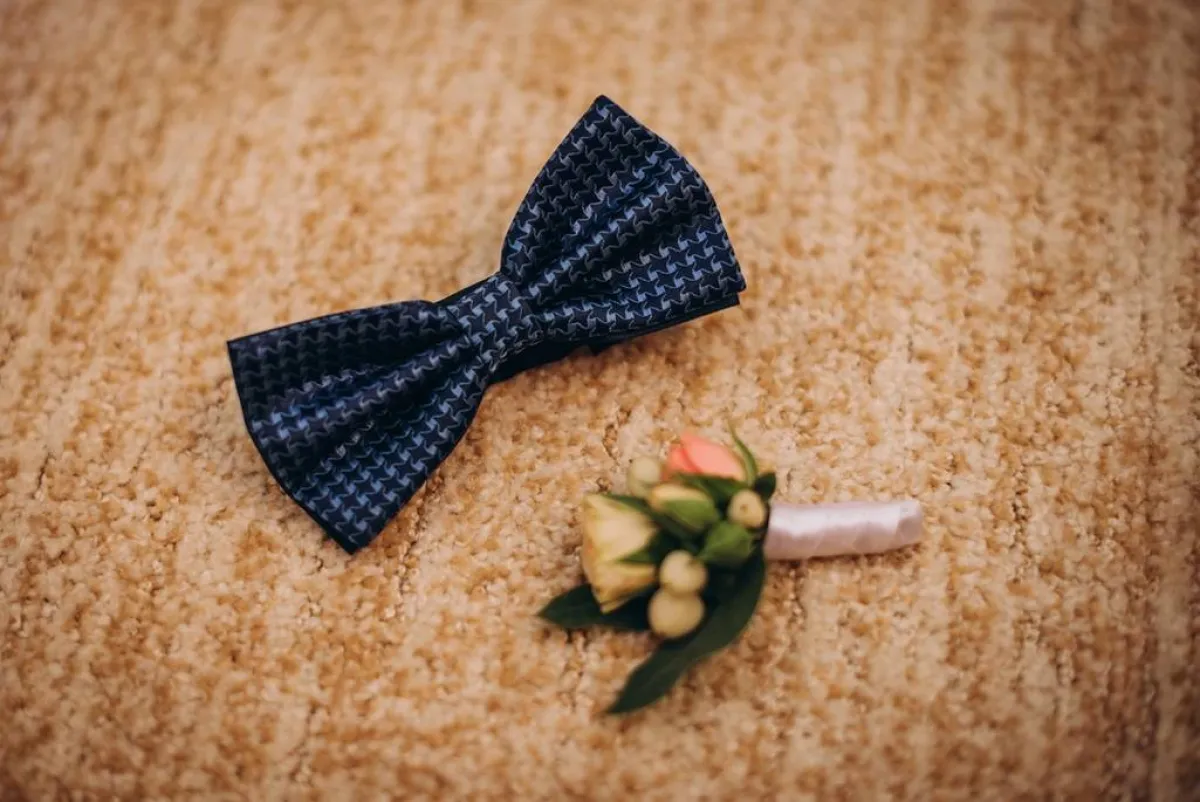  من الهامّ التزام العريس بارتداء الملابس الرسميّة