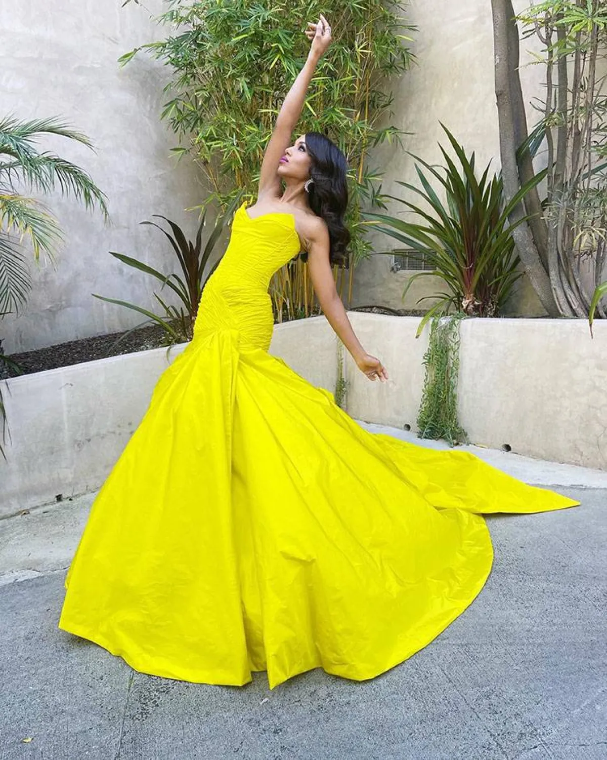 كيري واشنطن تتلق بفستان أصفر طويل