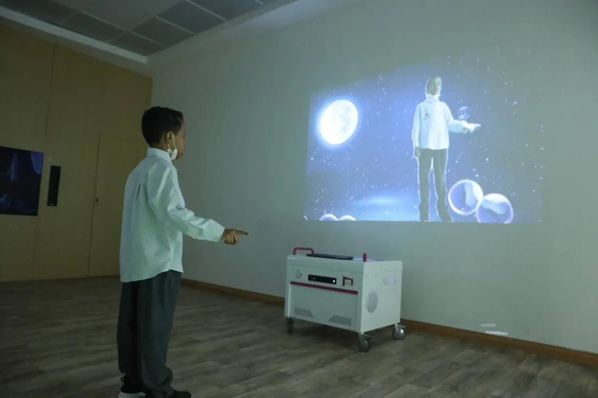 تطبيقات مبتكرة ووسائل تكنولوجية لدعم أصحاب الهمم.الصورة من "وام"