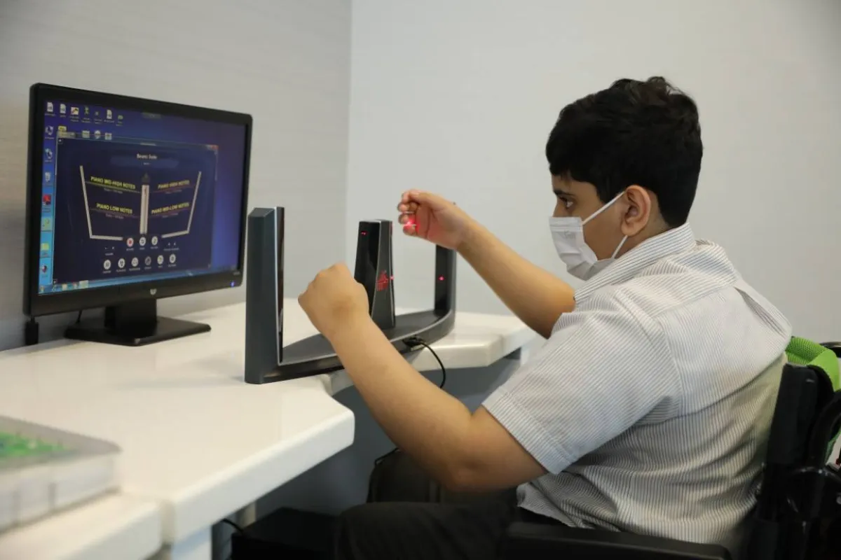 يضمن مركز معين للتكنولوجيا المساندة دمج أصحاب الهمم في المجتمع . الصورة من "وام"