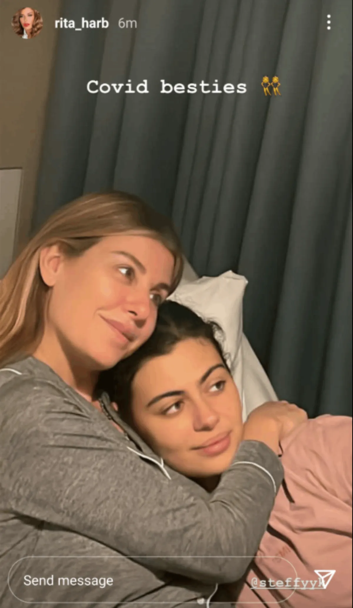 ريتا حرب وابنتها - الصورة من ستوري حسابها على انستغرام